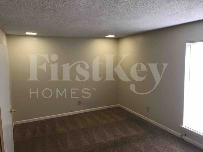Building Photo - 2101 Hornsby Cove