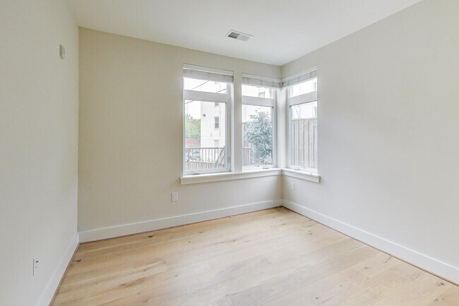 Building Photo - Gorgeous 2 bedroom 2 bath condo just steps from Columbia Hgts center $3,550