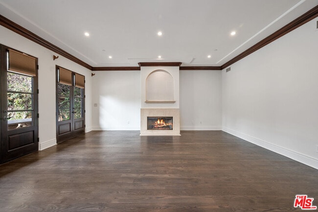 Building Photo - 305 N Palm Dr