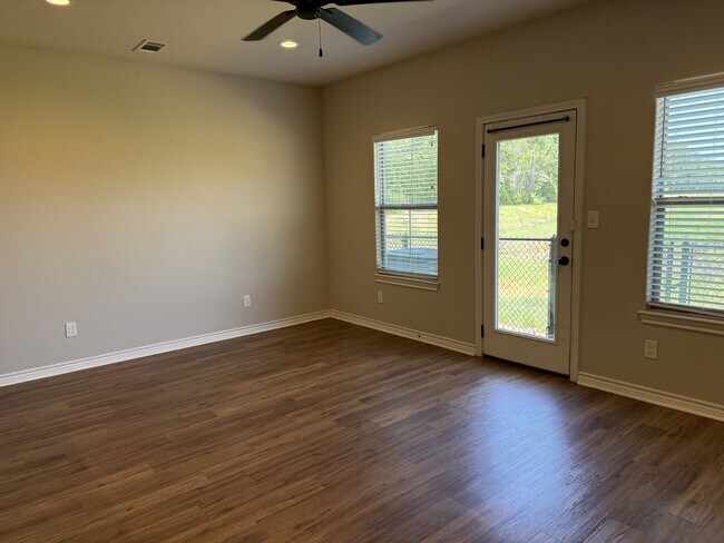 Building Photo - 5670 Shadowbend Cir N