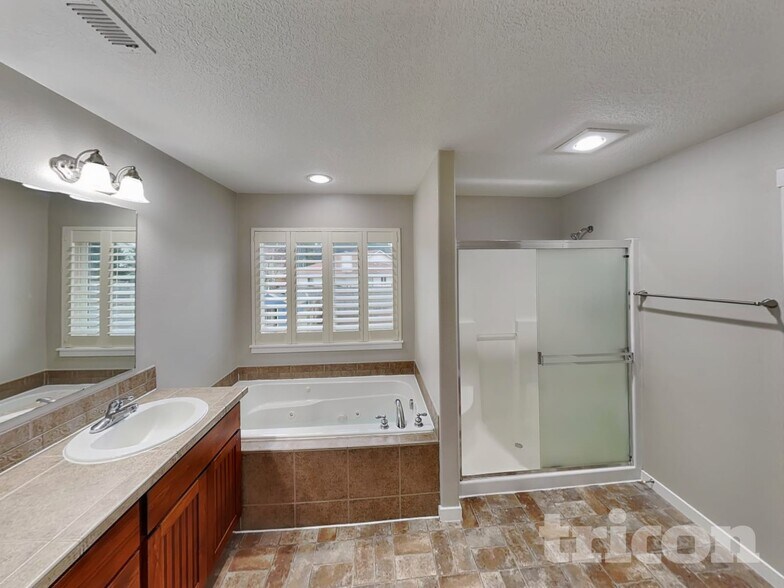 Building Photo - 6500 NE 86th Ave