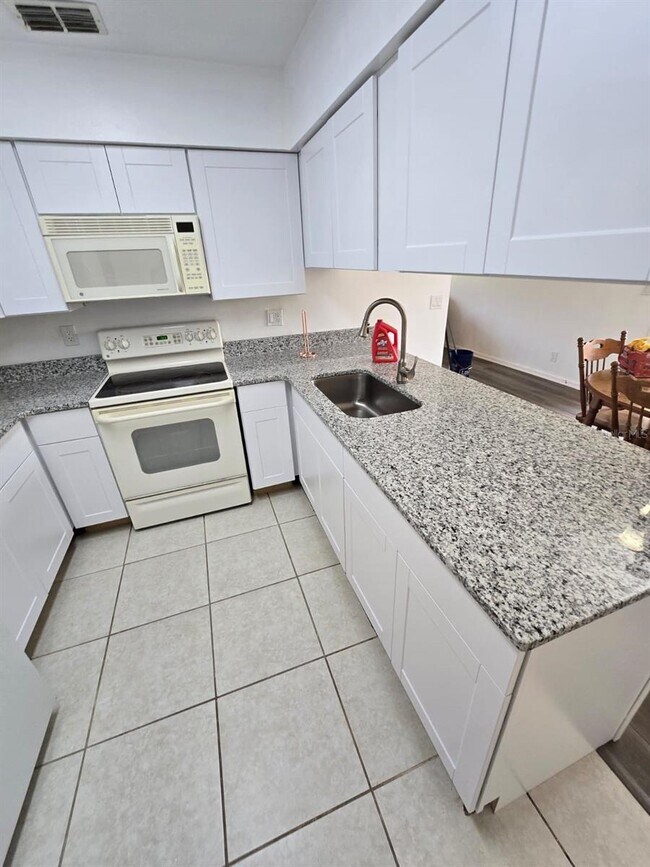 Building Photo - 2134 NE 45th Ave