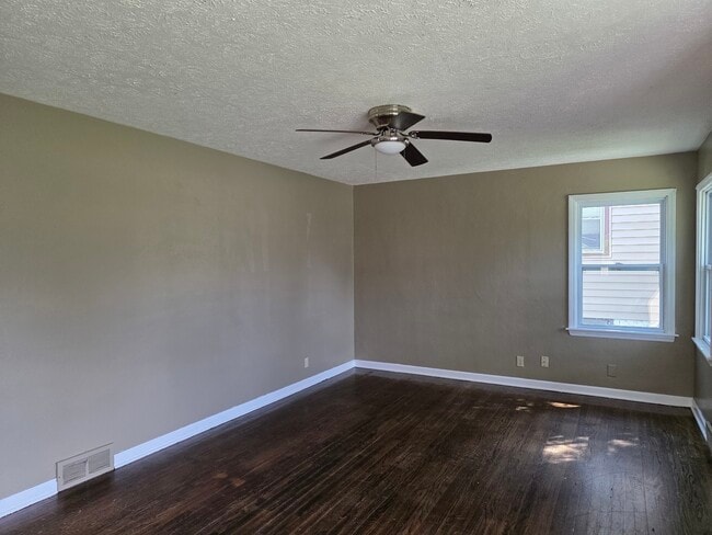 Building Photo - 427 N Henrietta Ave