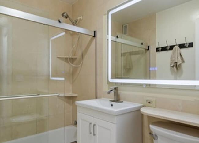 Building Photo - Highly desirable 1b apartment in Lakeshore East