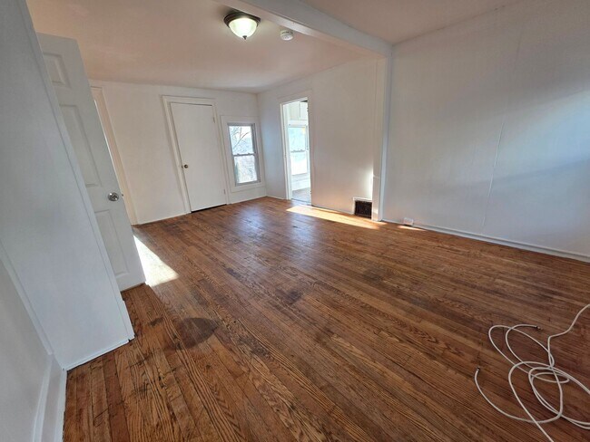 Building Photo - 47 Elmendorf St