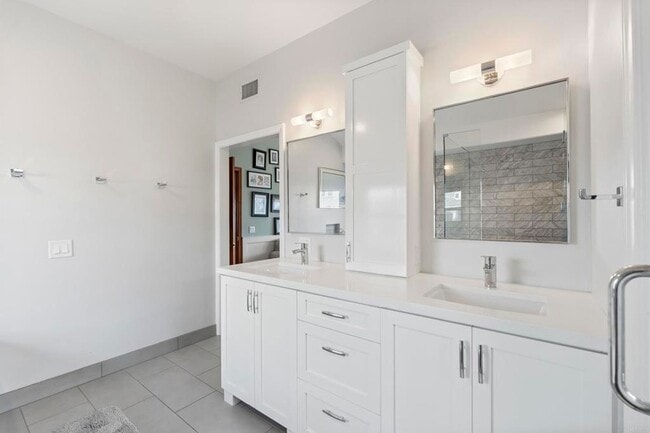 Building Photo - 5618 Bellevue Ave