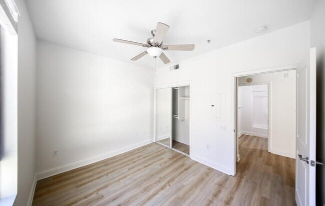 Building Photo - 6938 Laurel Canyon Blvd