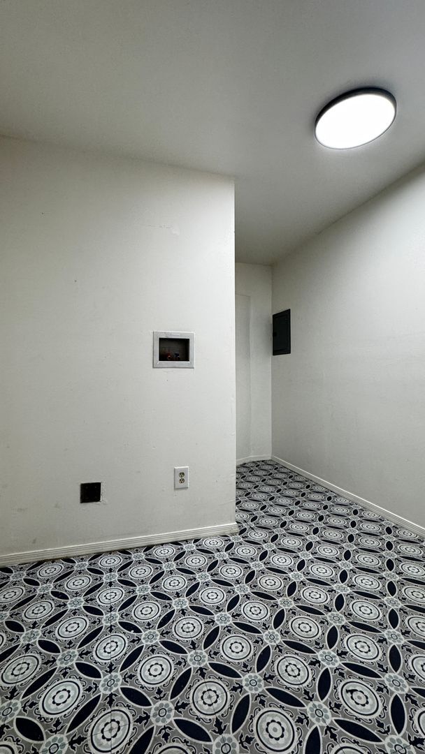 Building Photo - MiracleMile1468