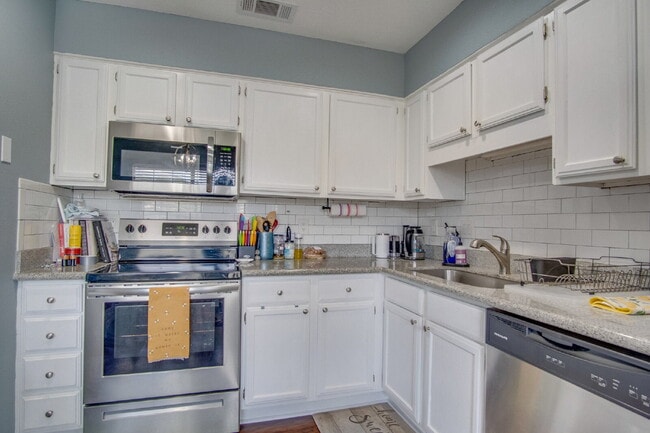 Building Photo - Updated 3BD/2BA Home on Quiet Cul-de-Sac w...