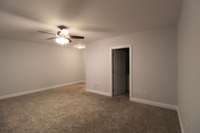 Building Photo - Spacious 3–4 Bedroom Townhome in Prime Loc...