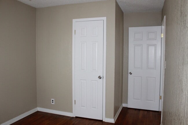 Building Photo - Sit on Your Front Porch & Enjoy! MOVE IN S...