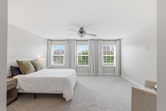 Building Photo - Luxury Executive Living in Sought-After Franklin Community