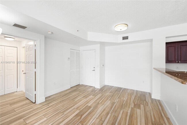 Building Photo - 2200 E Preserve Way