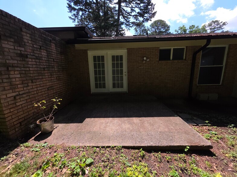 Building Photo - 3113 Erskine Dr