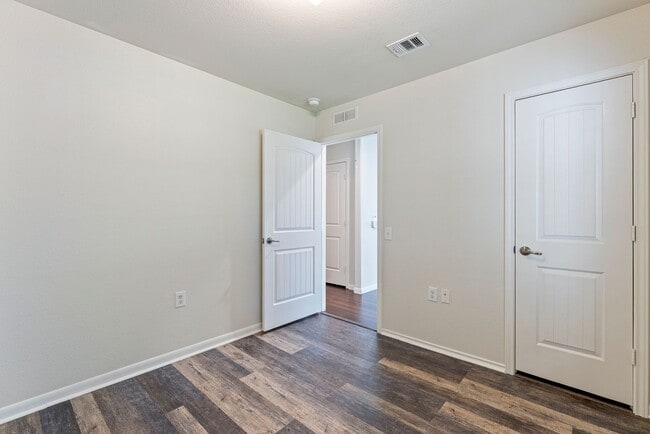 Building Photo - Beautiful 3 bedroom, 2 bathroom home in Southeast Austin!!!