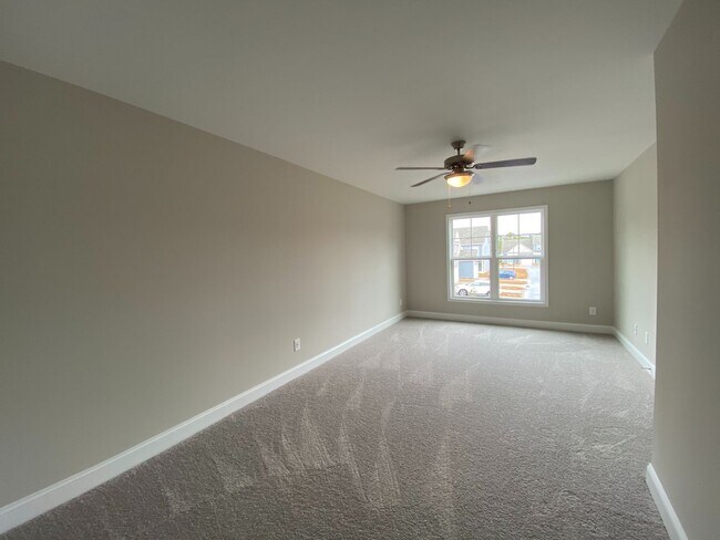 Building Photo - 3 Bed, 2.5 Bath in Stonebay Townhomes!