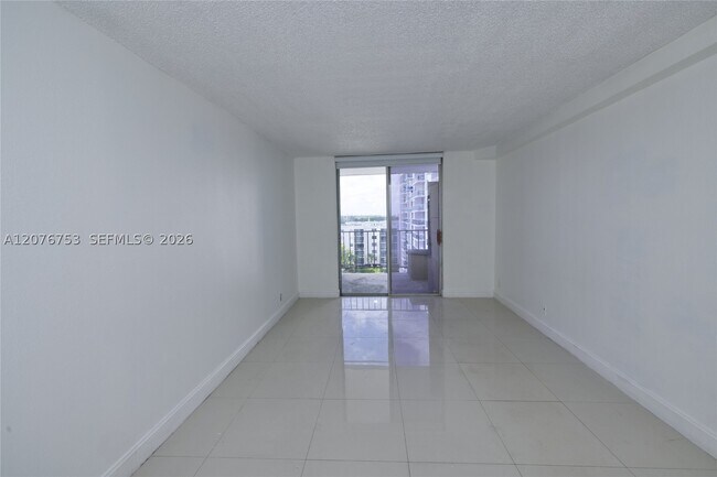Building Photo - 806 N Miami Beach Blvd