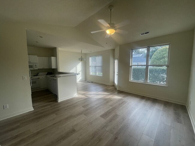 Building Photo - Greenway Village 2 Bedroom Townhome