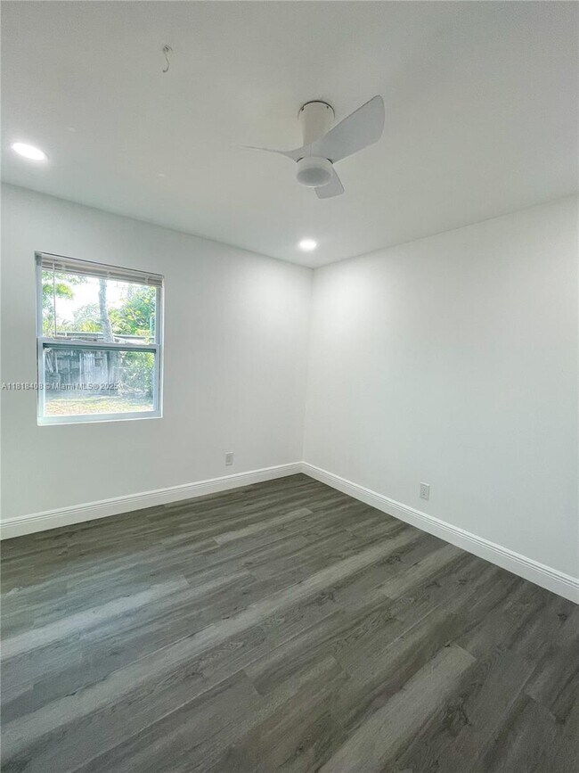Building Photo - 7915 NW 73rd Ave