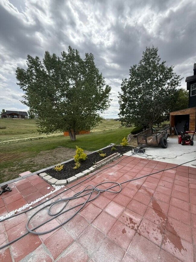 Building Photo - 4 Bedroom Home with Yard, Garage & Pet-Friendly Policy