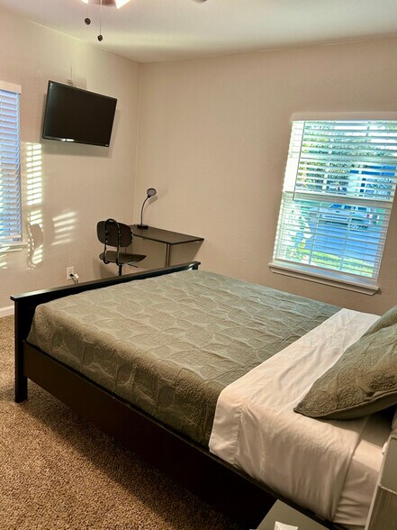 Building Photo - 2216 Pine St