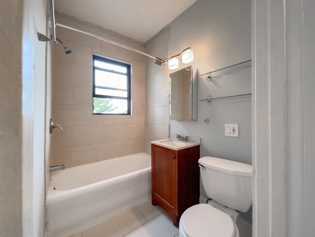 Building Photo - 4742 N Hermitage Ave