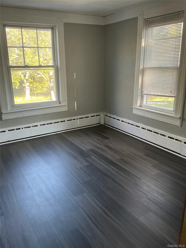 Primary Photo - 90 Champlin Ave