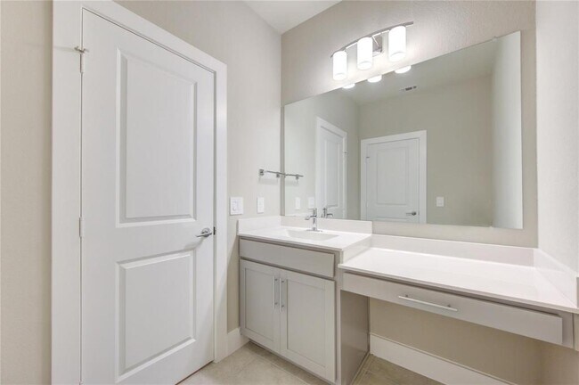 Building Photo - 1709 Summerlyn Ter Dr