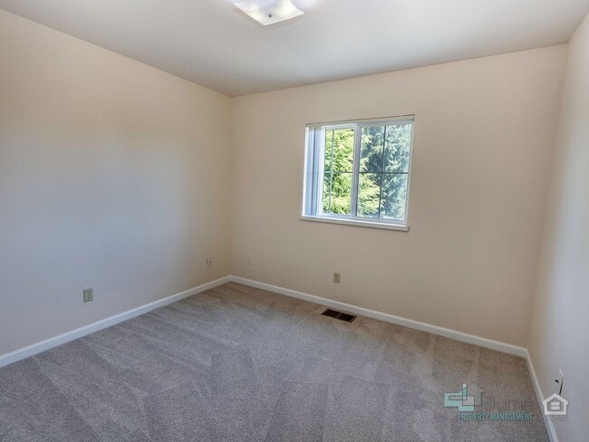 Building Photo - 3493-3493 Hawthorne Ave NE