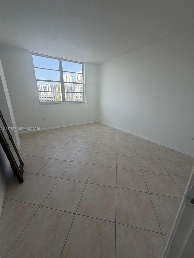 Building Photo - 300 Bayview Dr