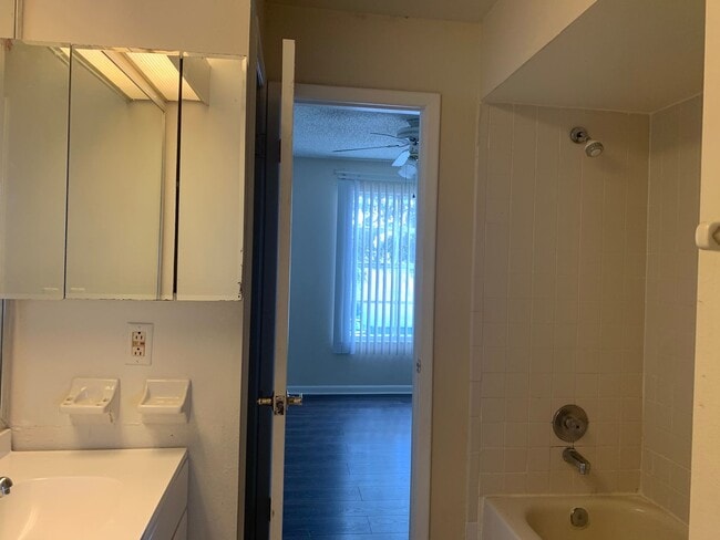 Building Photo - 2/1.5 Fletcher Mill Townhouse $1550/month Available 6/20/2026