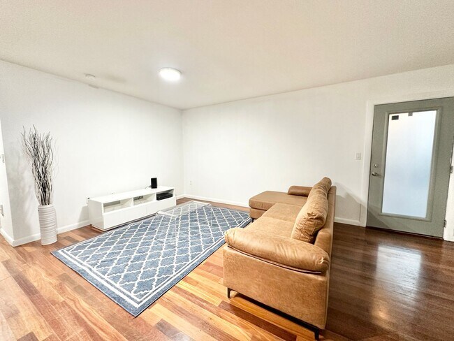 Building Photo - Tastefully furnished 1bed/1bath in the heart of South Beach!