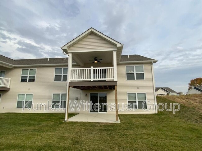 Building Photo - 812 Applewood Creek Dr