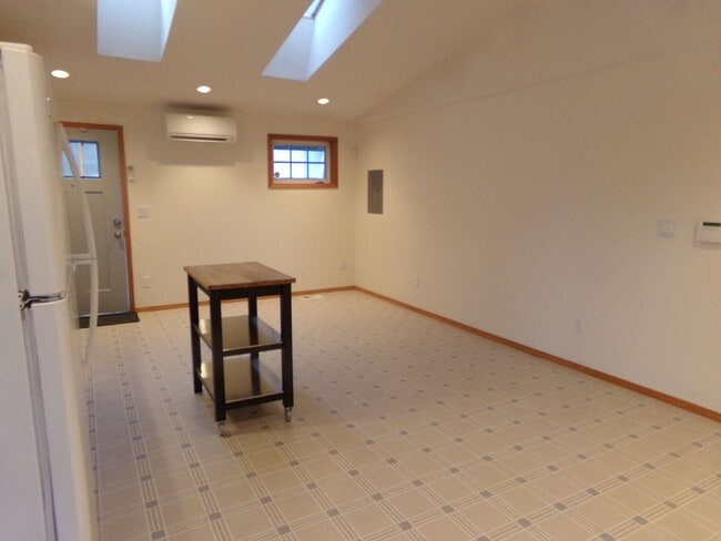 Building Photo - 1 BR, 1 BA ADU ~WATER/SEWER/GARBAGE/ELECTRIC INCLUDED!