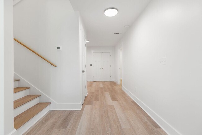 Building Photo - Four Bedroom Four Bath Home