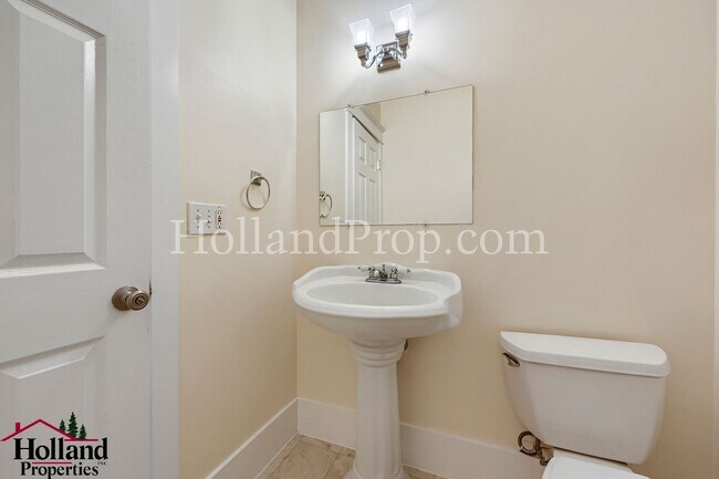 Building Photo - Great, Spacious & Inviting Home in the Heart of Milwaukie! Move-in Special DISCOUNT of $200!!!
