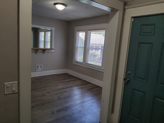 Building Photo - 1191 S Plymouth Ave