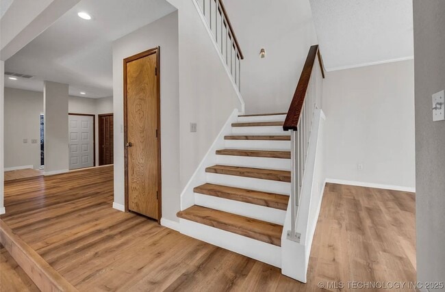 Building Photo - Gorgeous Condo in The Gated Community of The Timbers!