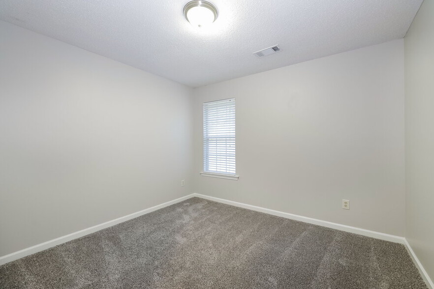 Building Photo - 5792 Reed Bend Cove