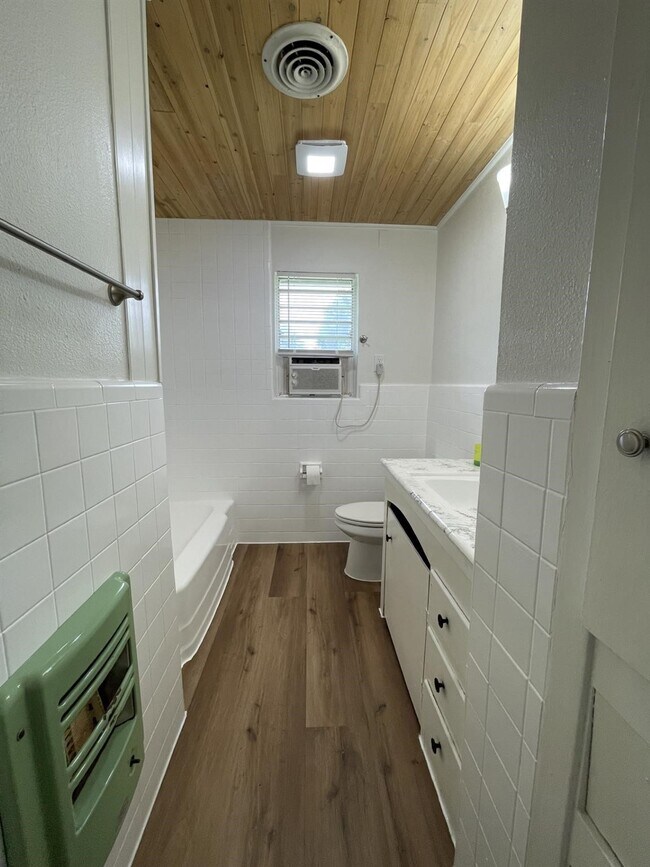 Building Photo - 1004 Oak Dr