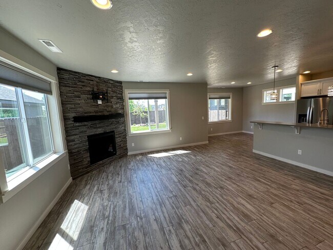 Building Photo - Charming and Modern Redmond Home: Pet-Friendly, Two-Car Garage, and More!
