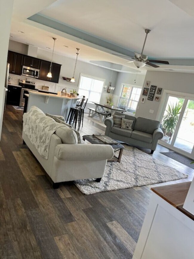 Building Photo - Welcome to this charming 3-bedroom, 2-bath...