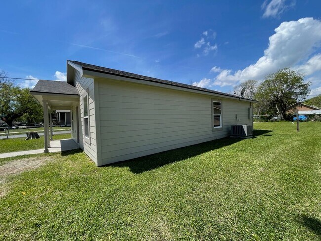 Building Photo - 3001 9th St