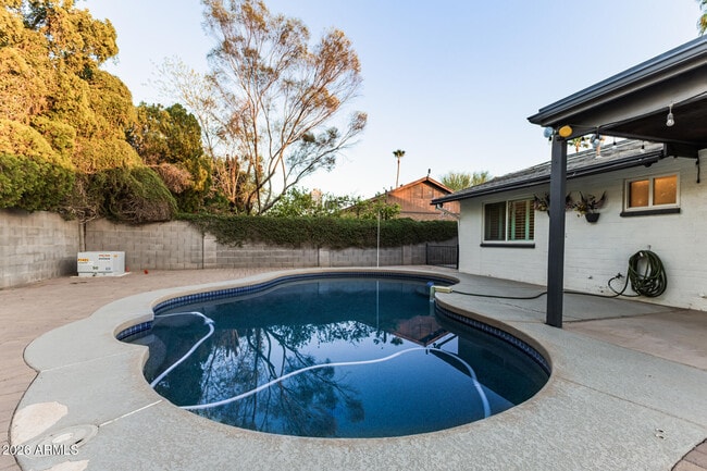 Building Photo - 3217 N Ellis St