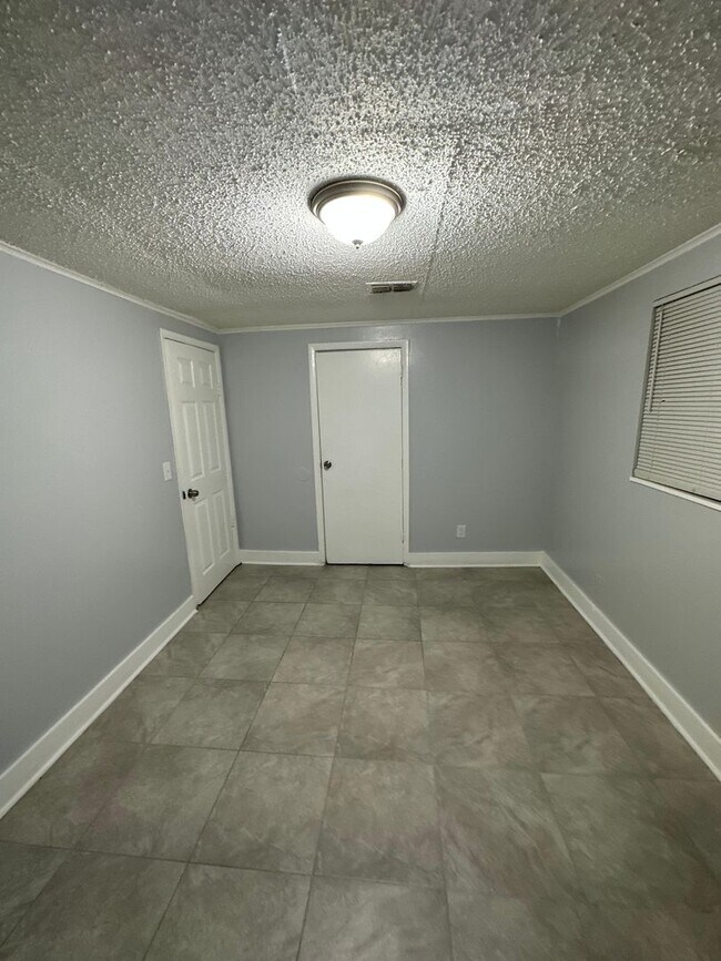 Building Photo - Fully Renovated 3/1 Single Family Available Now!