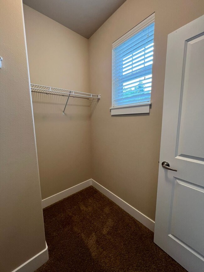 Building Photo - Large 5 Bedroom Home in Tumwater