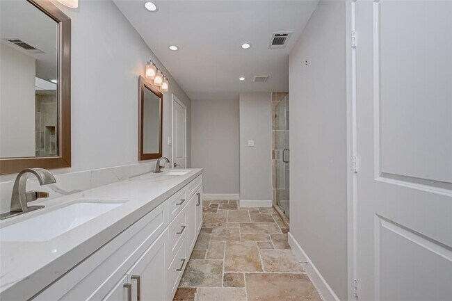 Building Photo - 915 Daria Dr