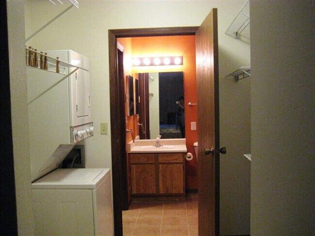 Building Photo - Spacious 2 bed 1 bathroom Condominium
