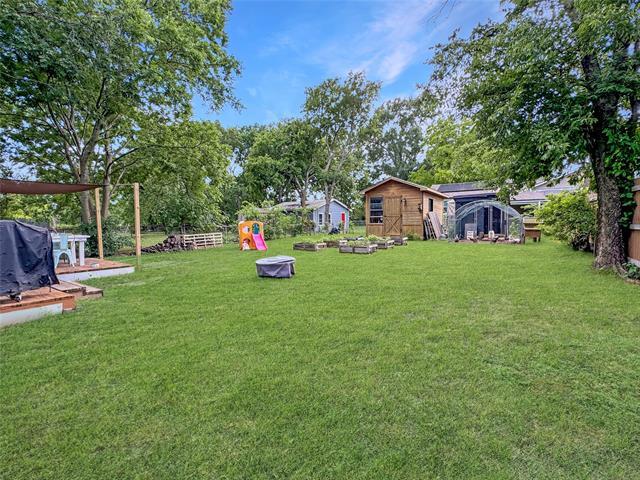 Building Photo - 604 Maple St