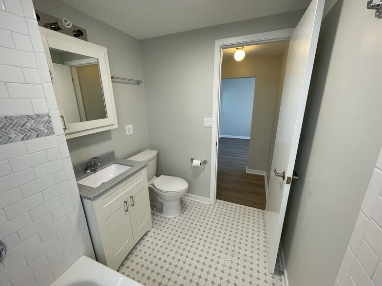 Building Photo - 2677 N Lincoln Ave